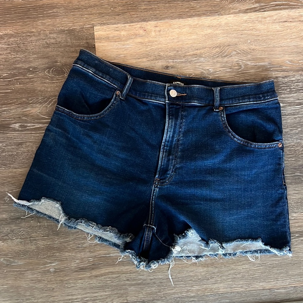 Stretchy mom jean shorts. High rise